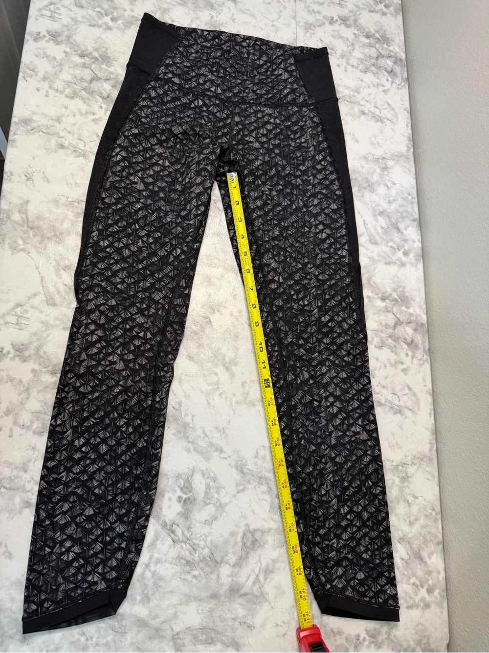 Lululemon women Black Geo Print High-Rise Leggings Size 6